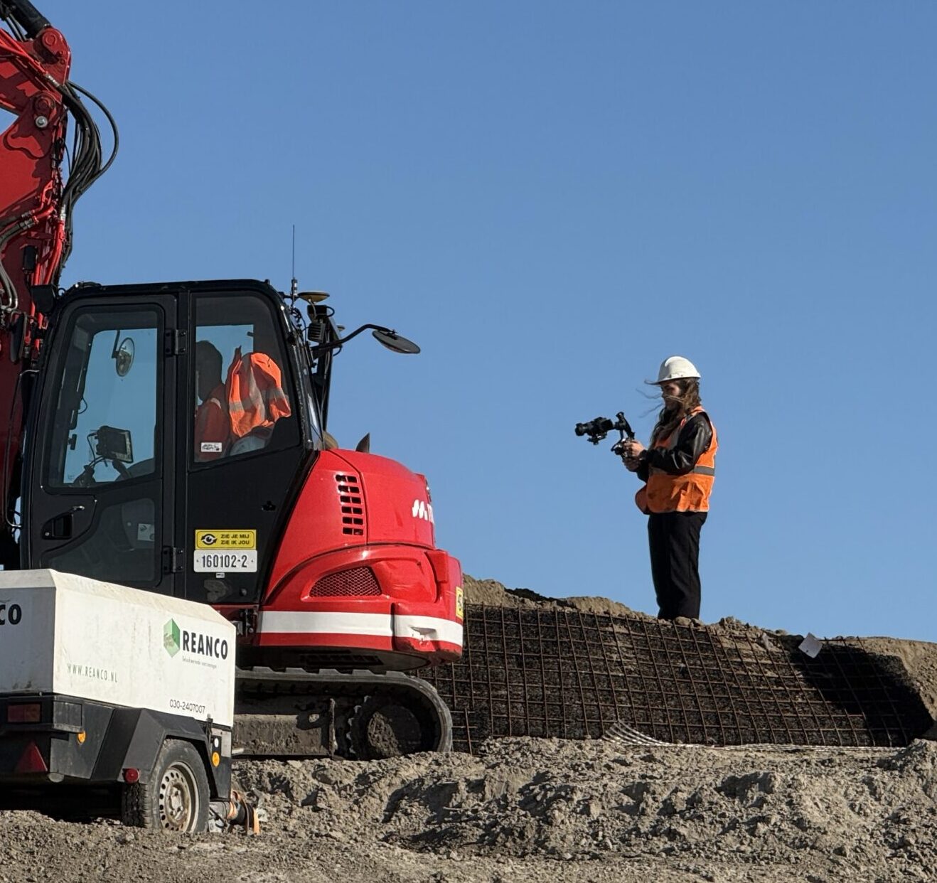 Excavator and worker at site videograaf - Sunny Media (Grafische)